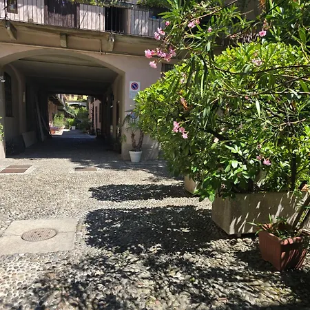 Naviglio Sforza Apartment Milan